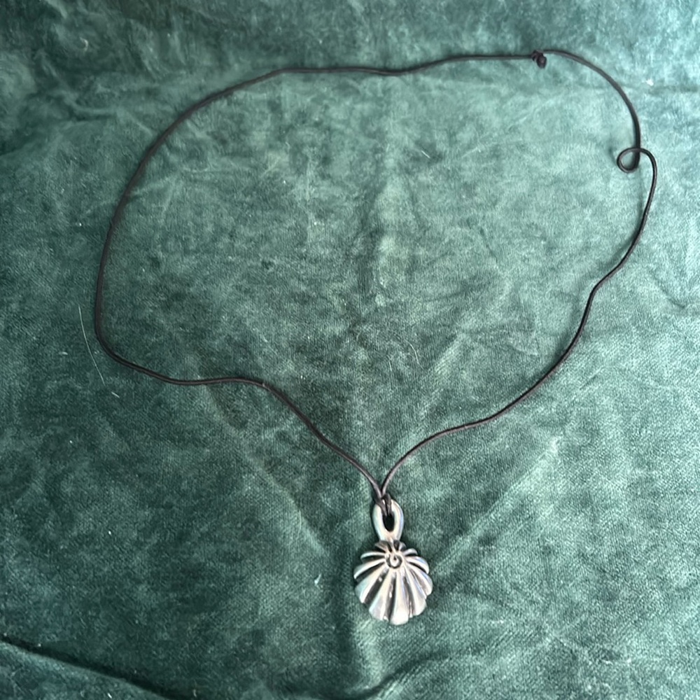 Vintage 90's Necklace with Silver Shell Pendant.